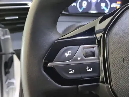 Photo 27 Peugeot 208  PureTech 100 S&S BVM6