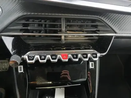 Photo 37 Peugeot 208  Electrique 50 kWh 136ch