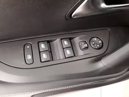 Photo 60 Peugeot 2008  PureTech 130 S&S BVM6