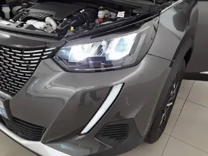 Photo 15 Peugeot 2008  PureTech 130 S&S BVM6