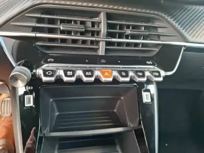 Photo 17 Peugeot 2008  PureTech 100 S&S BVM6