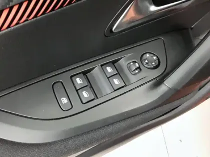 Photo 18 Peugeot 2008  BlueHDi 110 S&S BVM6