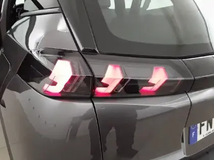 Photo 16 Peugeot 2008  PureTech 130 S&S EAT8