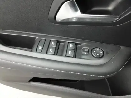 Photo 18 Peugeot 208  Hybrid 110 e-DCS6