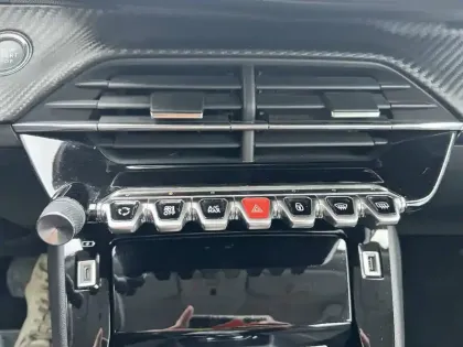 Photo 17 Peugeot 2008  PureTech 130 S&S EAT8