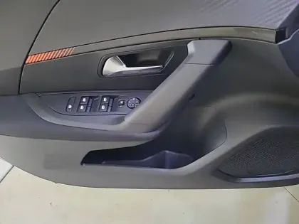 Photo 28 Peugeot 2008  BlueHDi 100 S&S BVM6