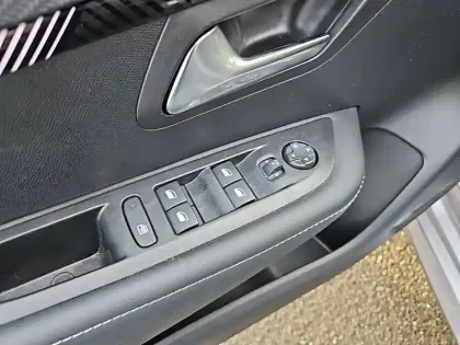 Photo 14 Peugeot 208  Hybrid 100 e-DCS6