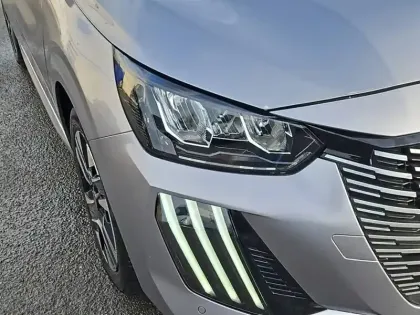 Photo 15 Peugeot 208  Hybrid 100 e-DCS6