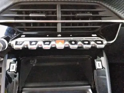 Photo 45 Peugeot 208  Hybrid 100 e-DCS6