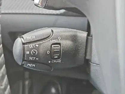 Photo 18 Peugeot 208  Hybrid 100 e-DCS6