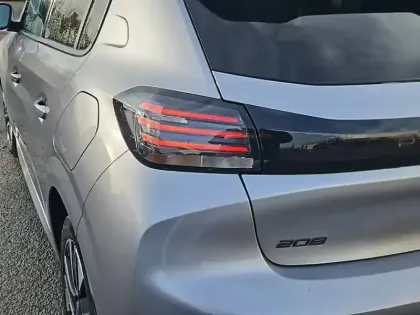 Photo 16 Peugeot 208  Hybrid 100 e-DCS6