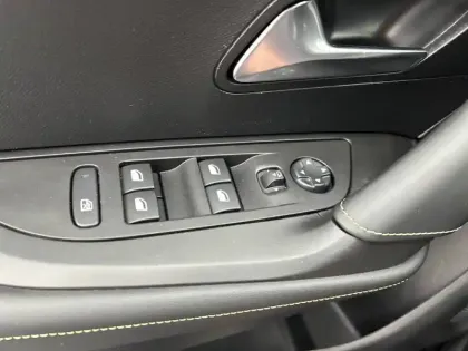 Photo 106 Peugeot 2008  PureTech 155 S&S EAT8