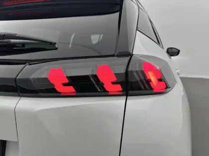 Photo 72 Peugeot 2008  PureTech 155 S&S EAT8