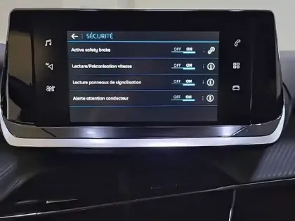 Photo 77 Peugeot 208  PureTech 75 S&S BVM5