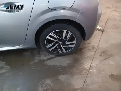 Photo 10 Peugeot 208  PureTech 100 S&S EAT8