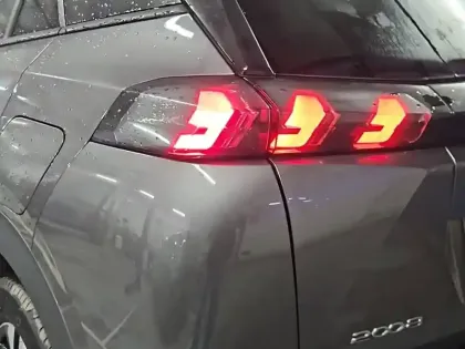 Photo 16 Peugeot 2008  BlueHDi 130 S&S EAT8