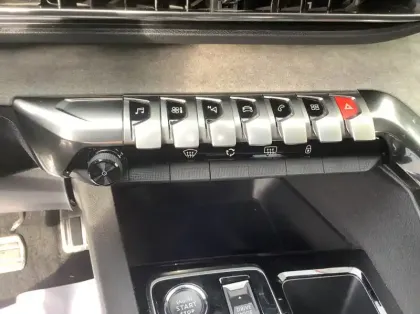 Photo 15 Peugeot 3008 Hybrid 136 e-DCS6 GT