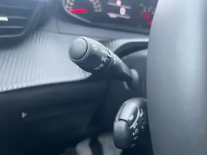 Photo 16 Peugeot 2008  PureTech 100 S&S BVM6 Active