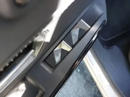 Photo 14 DS DS 7 DS7 Crossback Hybride E-Tense 300 EAT8 4x4