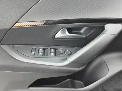 Photo 15 Peugeot 2008  PureTech 100 S&S BVM6