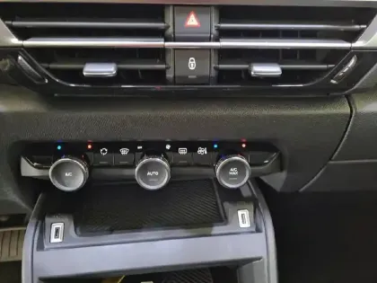 Photo 24 Citroën C4  Hybride 136 e-DCS6