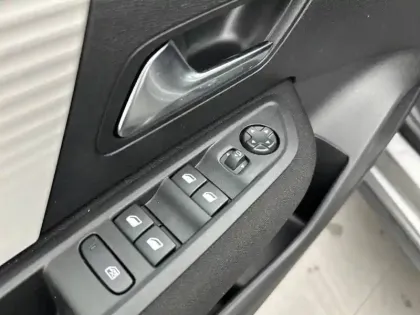 Photo 37 Citroën C4  Hybride 136 e-DCS6