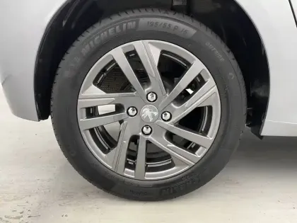 Photo 18 Peugeot 208  PureTech 75 S&S BVM5