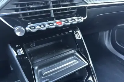 Photo 80 Peugeot 2008  Hybrid 136 e-DCS6