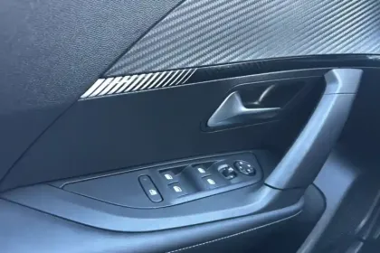 Photo 17 Peugeot 2008  Hybrid 136 e-DCS6