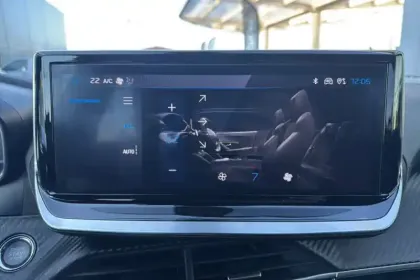 Photo 21 Peugeot 2008  Hybrid 136 e-DCS6