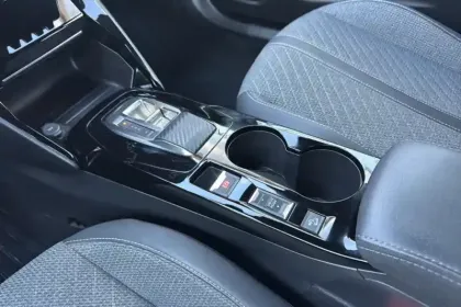 Photo 53 Peugeot 2008  Hybrid 136 e-DCS6