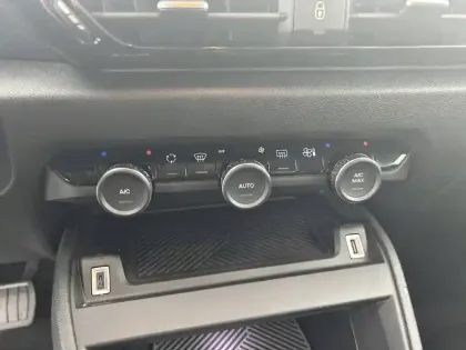 Photo 66 Citroën C4  Hybride 136 e-DCS6