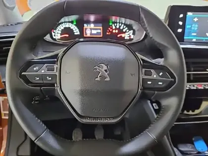 Photo 40 Peugeot 2008  PureTech 100 S&S BVM6