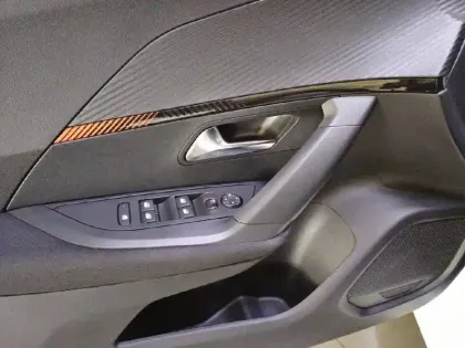 Photo 49 Peugeot 2008  PureTech 100 S&S BVM6