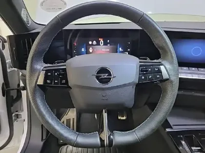 Photo 8 Opel Astra  1.2 Turbo 130 ch BVA8