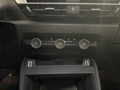 Photo 20 Citroën C4 e- 136 ch Automatique