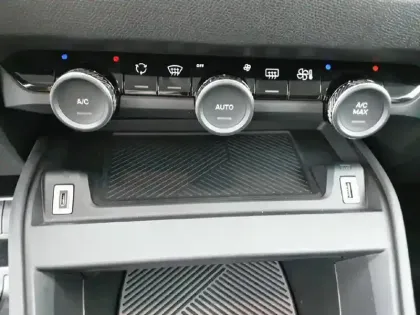 Photo 20 Citroën C4 e- 136 ch Automatique