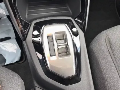 Photo 13 Peugeot 2008  Hybrid 145 e-DCS6