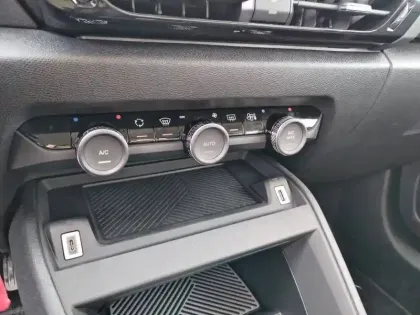 Photo 14 Citroën C4 e- 136 ch Automatique