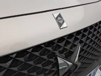 Photo 101 DS DS 7 DS7 Crossback Hybride E-Tense 300 EAT8 4x4