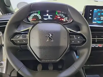 Photo 8 Peugeot 2008  PureTech 100 S&S BVM6