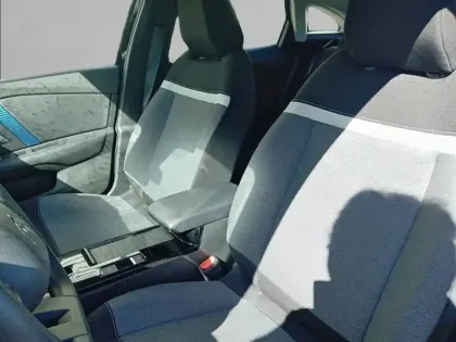 Photo 10 Citroën C4 e- 136 ch Automatique