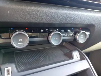 Photo 18 Citroën C4 e- 136 ch Automatique