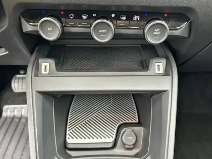 Photo 62 Citroën C4 e- 136 ch Automatique