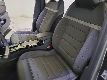 Photo 10 Citroën C4 e- 136 ch Automatique