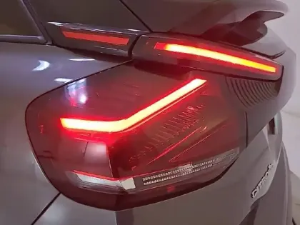 Photo 16 Citroën C4 e- 136 ch Automatique