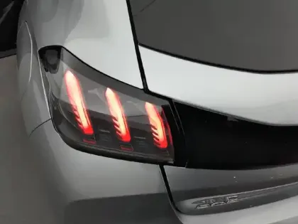 Photo 41 Peugeot 208  PureTech 100 S&S BVM6