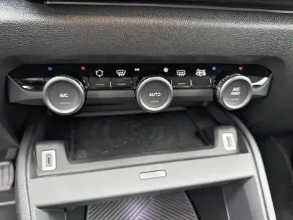 Photo 17 Citroën C4  Hybride 136 e-DCS6