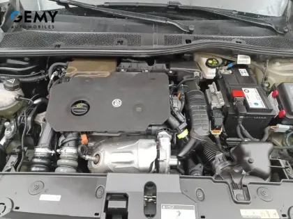 Photo 31 Peugeot 208  BlueHDi 100 S&S BVM6