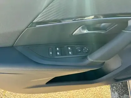 Photo 11 Peugeot 2008  1.2 Hybrid 145ch GT e-DCS6